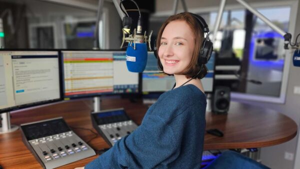 Radio Cottbus Moderatorin Luisa Krake am Mikrofon im Studio im April 2024