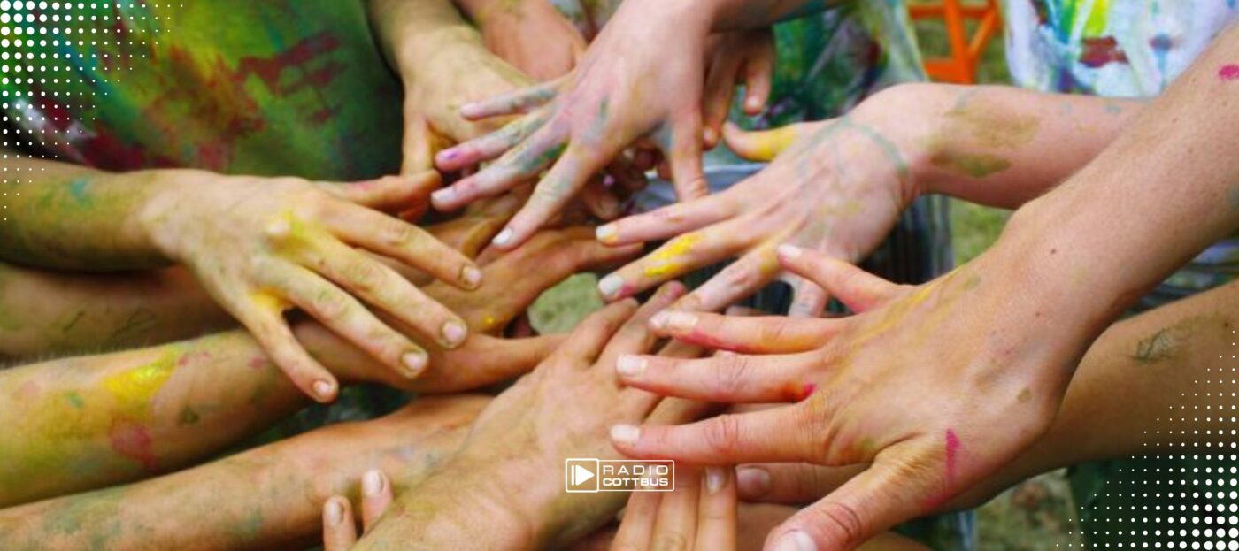 viele Hände mit Farbe