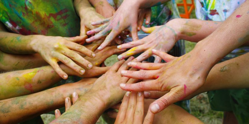 viele Hände mit Farbe