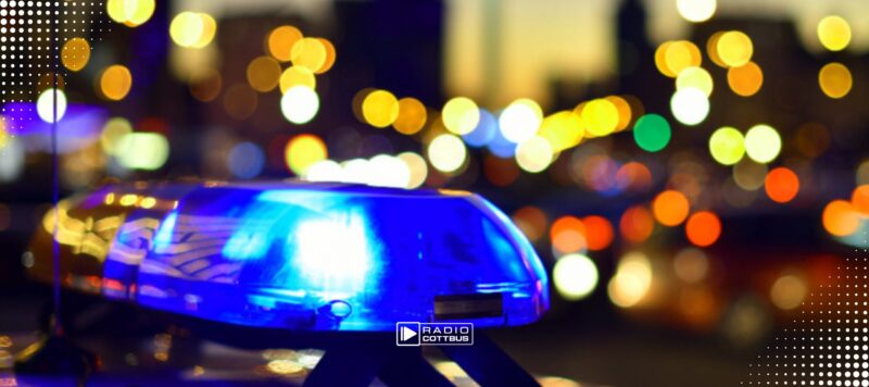Unfall in Cottbus: Auto kracht gegen Baum – Insassen flüchten zu Fuß