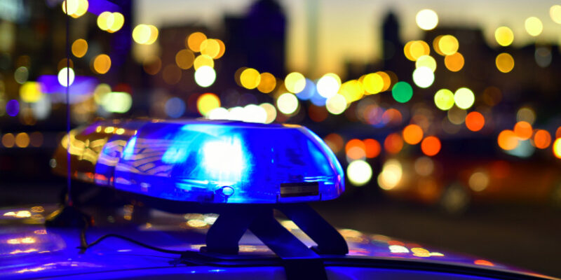 Unfall in Cottbus: Auto kracht gegen Baum – Insassen flüchten zu Fuß