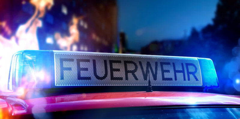 Feuerwehr kollidiert mit Pkw auf dem Weg zum Einsatz