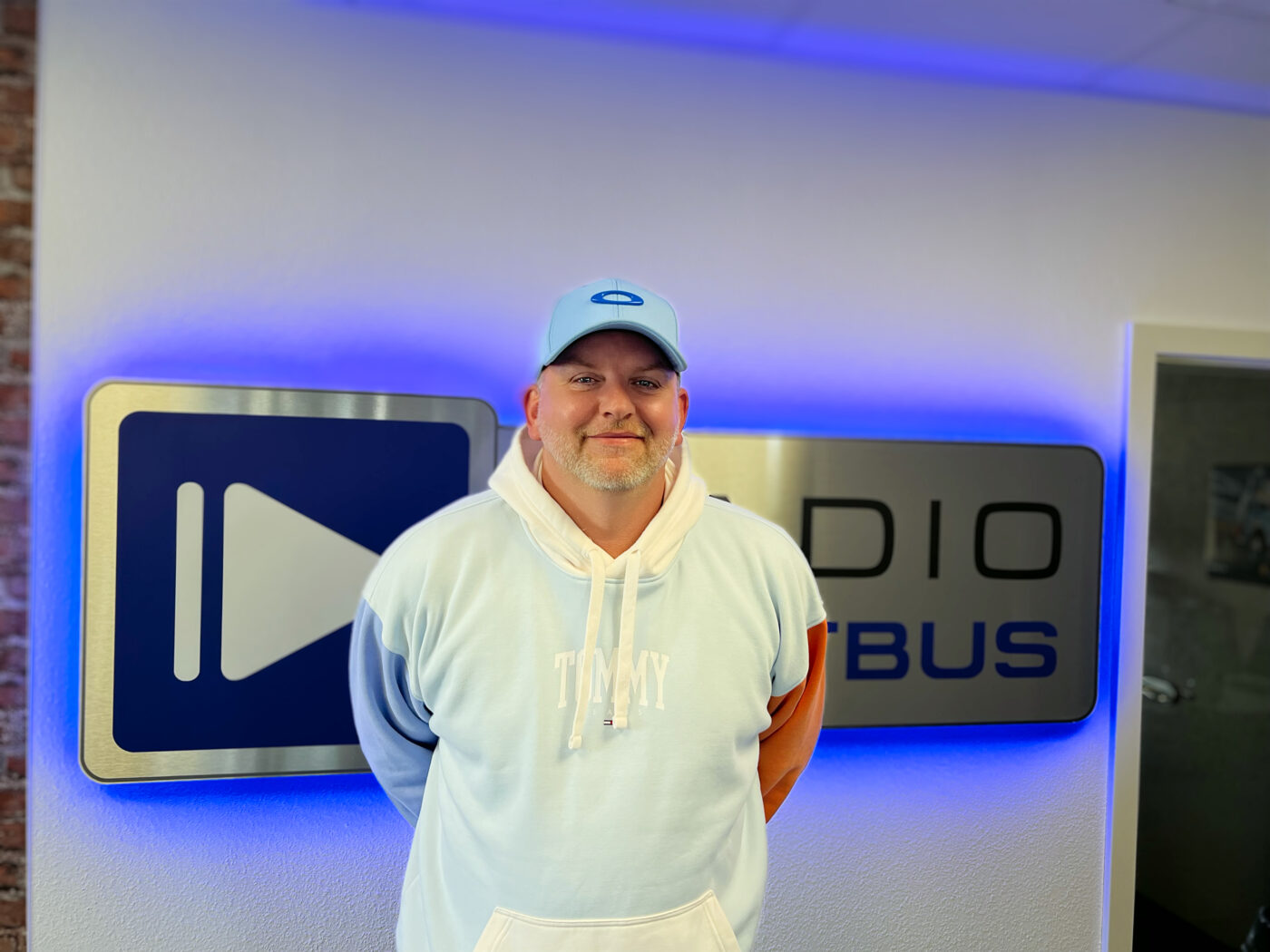 LHC-Präsident Kai Weilmünster vor dem Radio Cottbus Logo