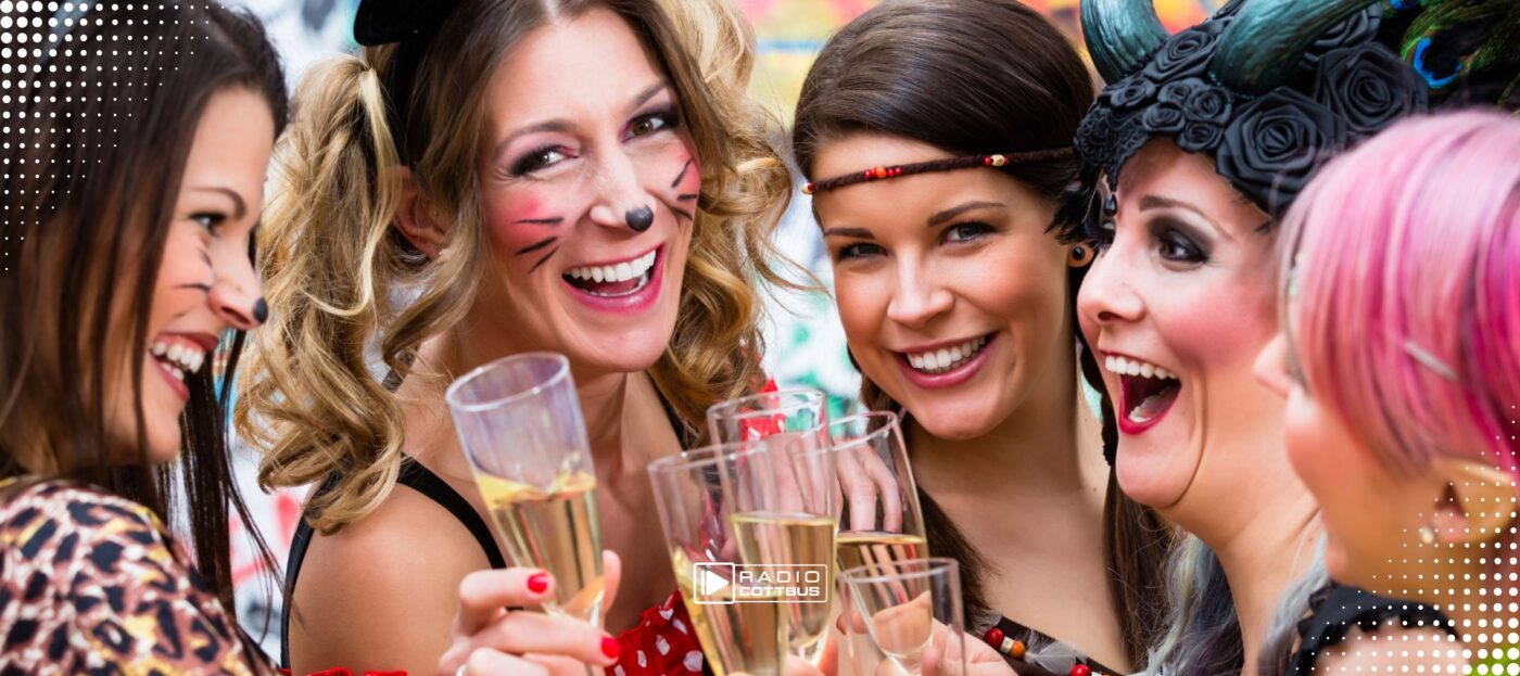 Frauen feiern verkleidet Karneval in der Lausitz