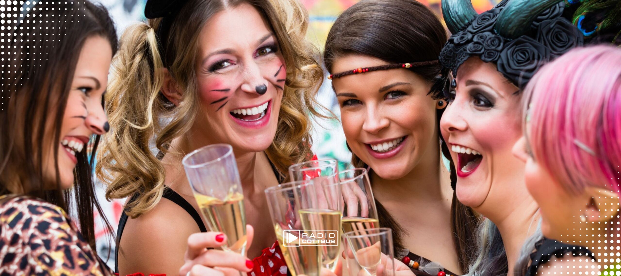 Frauen feiern verkleidet Karneval in der Lausitz
