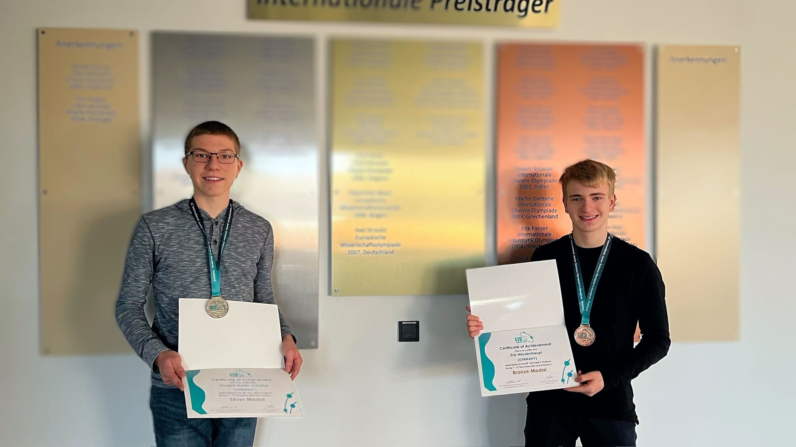 Bronze und Silber für Vinzent unbd Erik unsere Schüler des Max-Steenbeck-Gymnasiumin Cottbus, bei der Internationale Junior Science Olympiade.