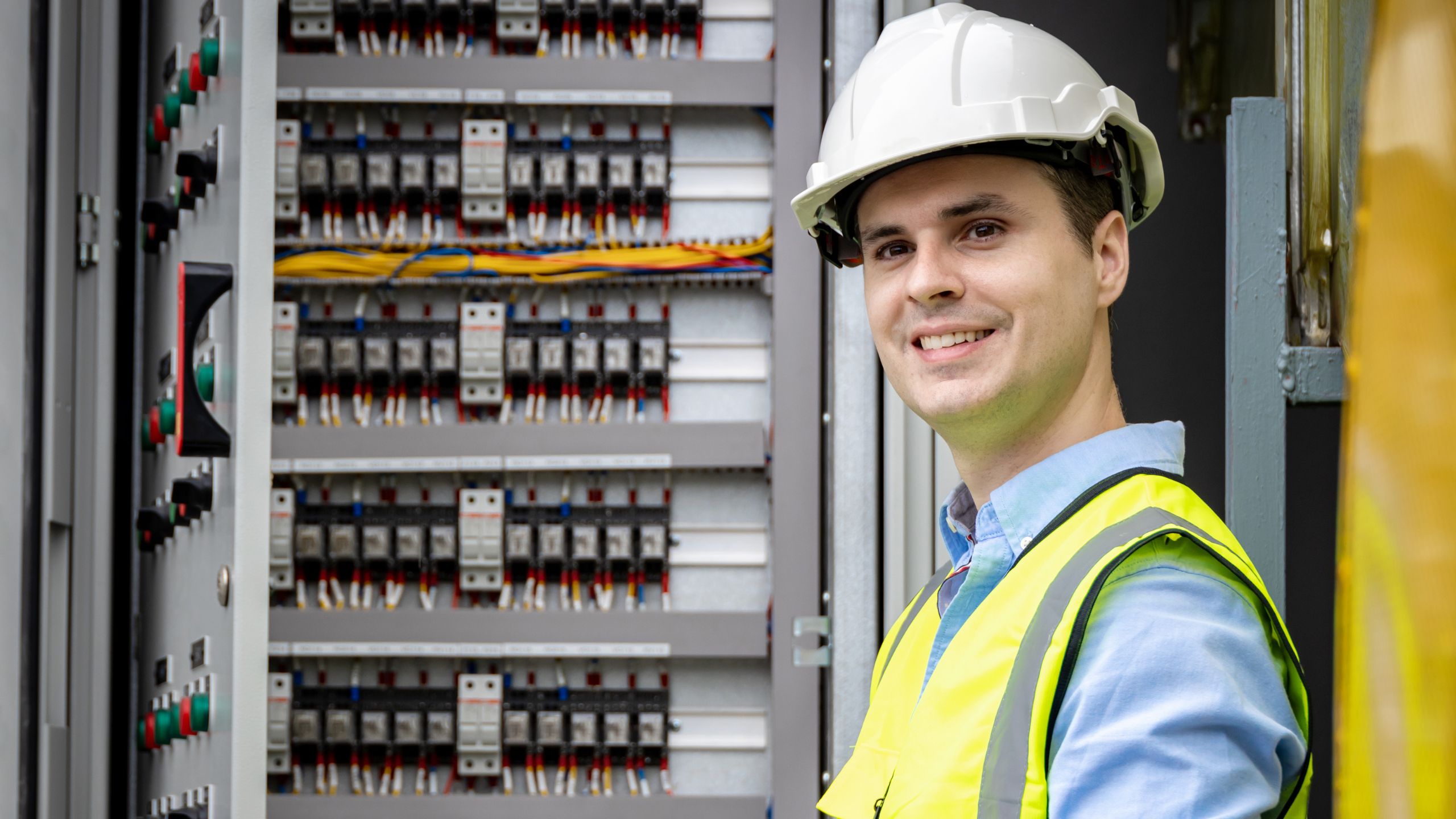 Elmak sucht Projektleiter (m/w/d) Elektrotechnik / Elektroinstallation