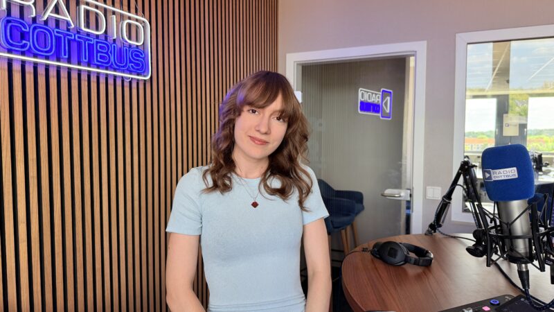 Moderatorin Lia Limberg am Mikrofon im Studio von Radio Cottbus im Juni 2025