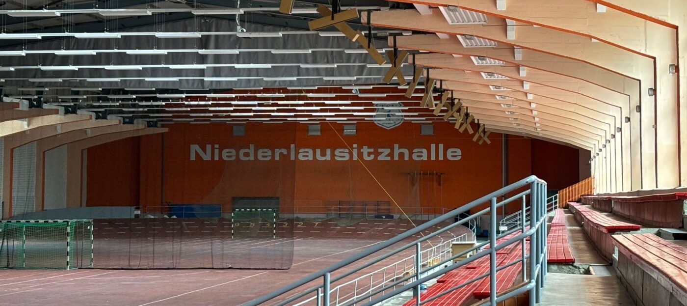 Blick in die Niederlausitzhalle Senftenberg mit leeren Zuschauerplätzen