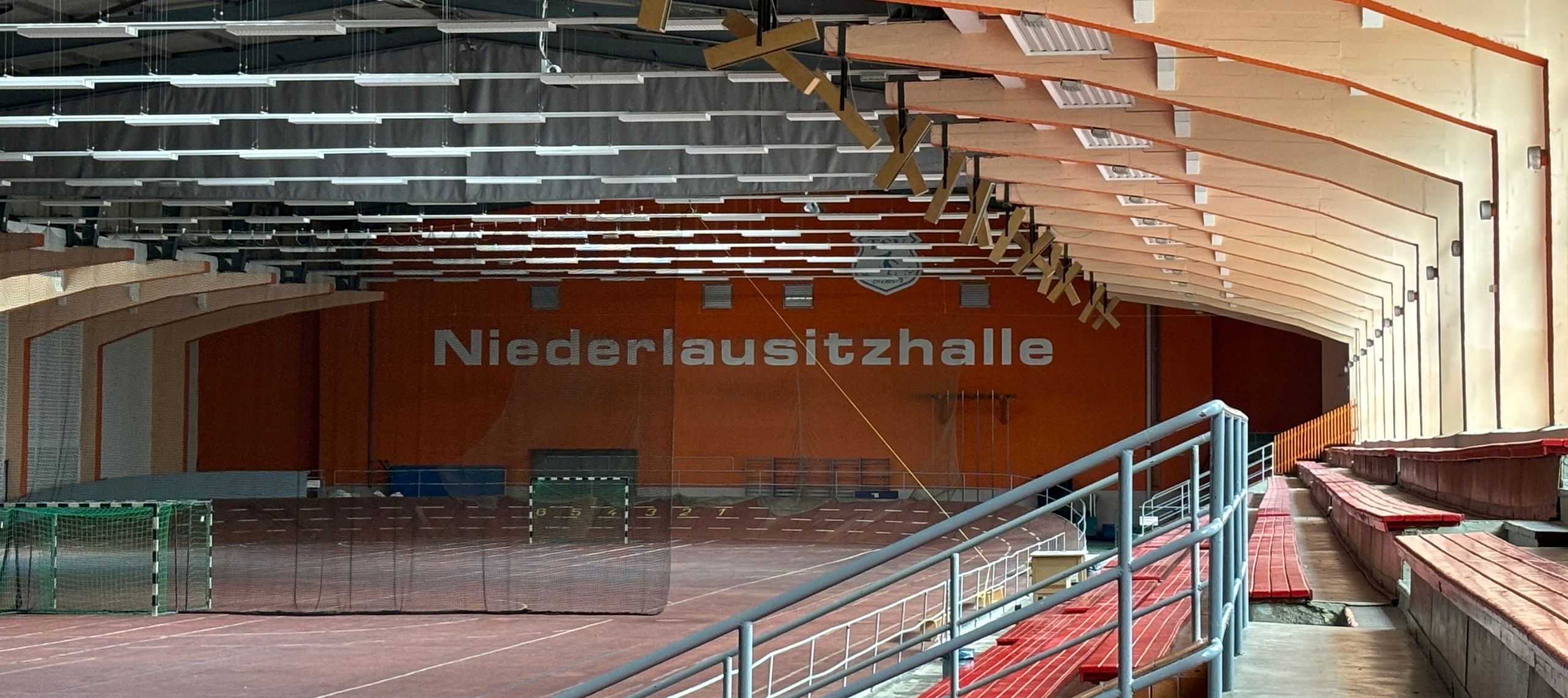 Blick in die Niederlausitzhalle Senftenberg mit leeren Zuschauerplätzen