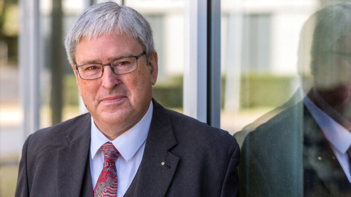 Brandenburgs Wirtschaftsminister Jörg Steinbach vor einer Glaswand