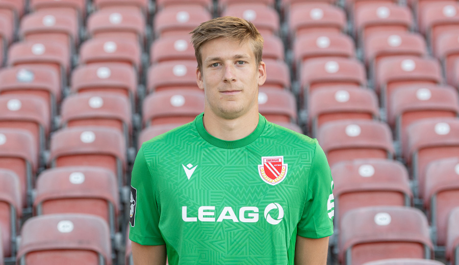 Der Torhüter des FC Energie Cottbus Elias Bethke steht vor den leeren Rängen der Zuschauertribüne im Leag Energie Stadion in Cottbus