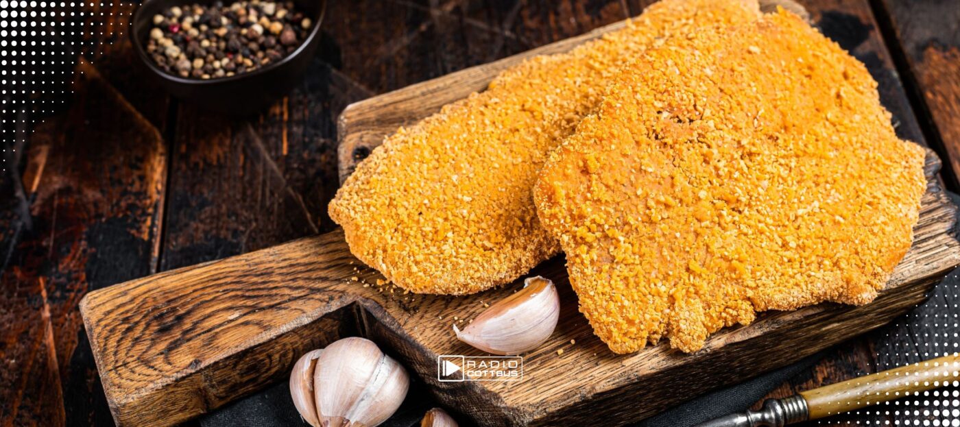 Schnitzel auf einem Schneidebrett in der Lausitz