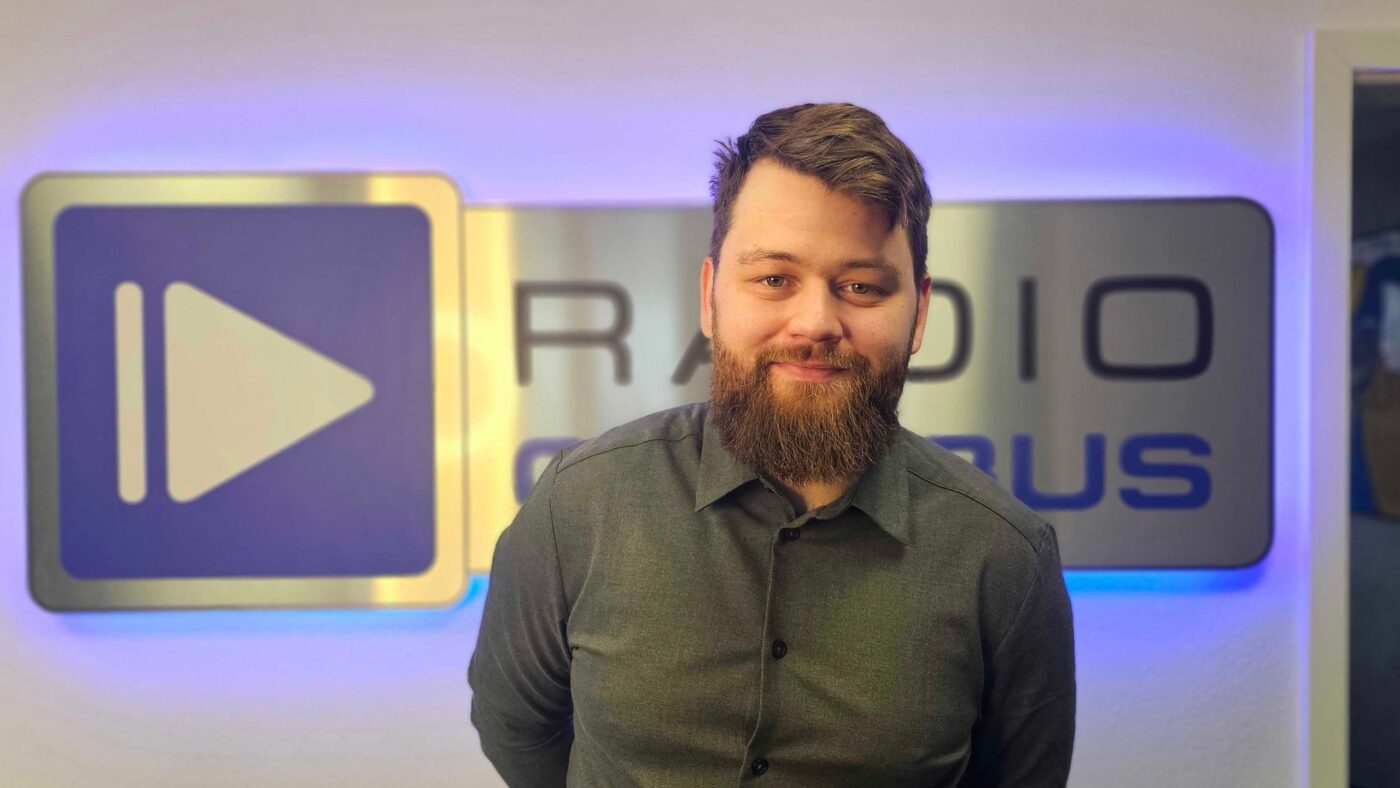 Lukas Freitag der Sous-Chef von Tim Sillack aus dem Cavalierhaus vor dem Radio Cottbus Logo im Dezember 2024