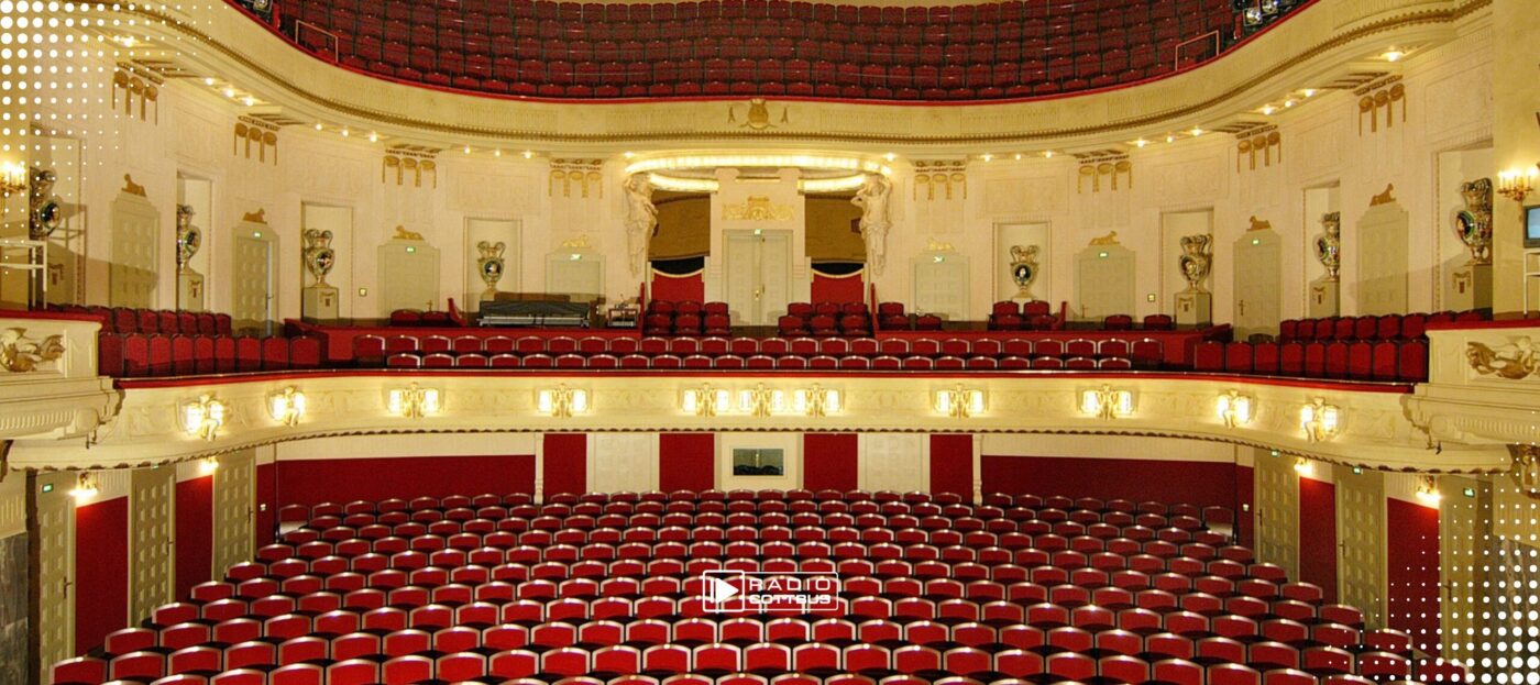 Der Saal des Großen Hauses vom Staatstheater Cottbus von innen. Der Blick ist von der Bühne aus auf die Zuschauerränge.