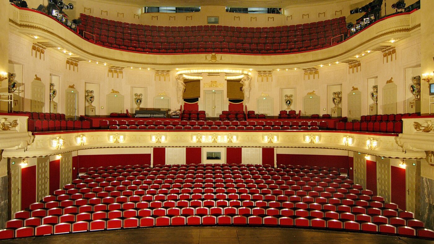 Der Saal des Großen Hauses vom Staatstheater Cottbus von innen. Der Blick ist von der Bühne aus auf die Zuschauerränge.