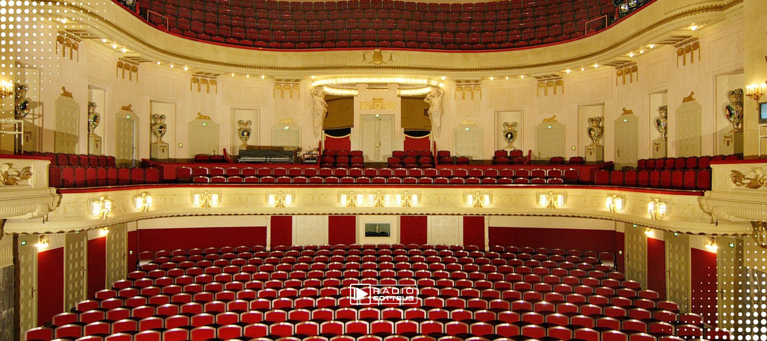 Der Saal des Großen Hauses vom Staatstheater Cottbus von innen. Der Blick ist von der Bühne aus auf die Zuschauerränge.
