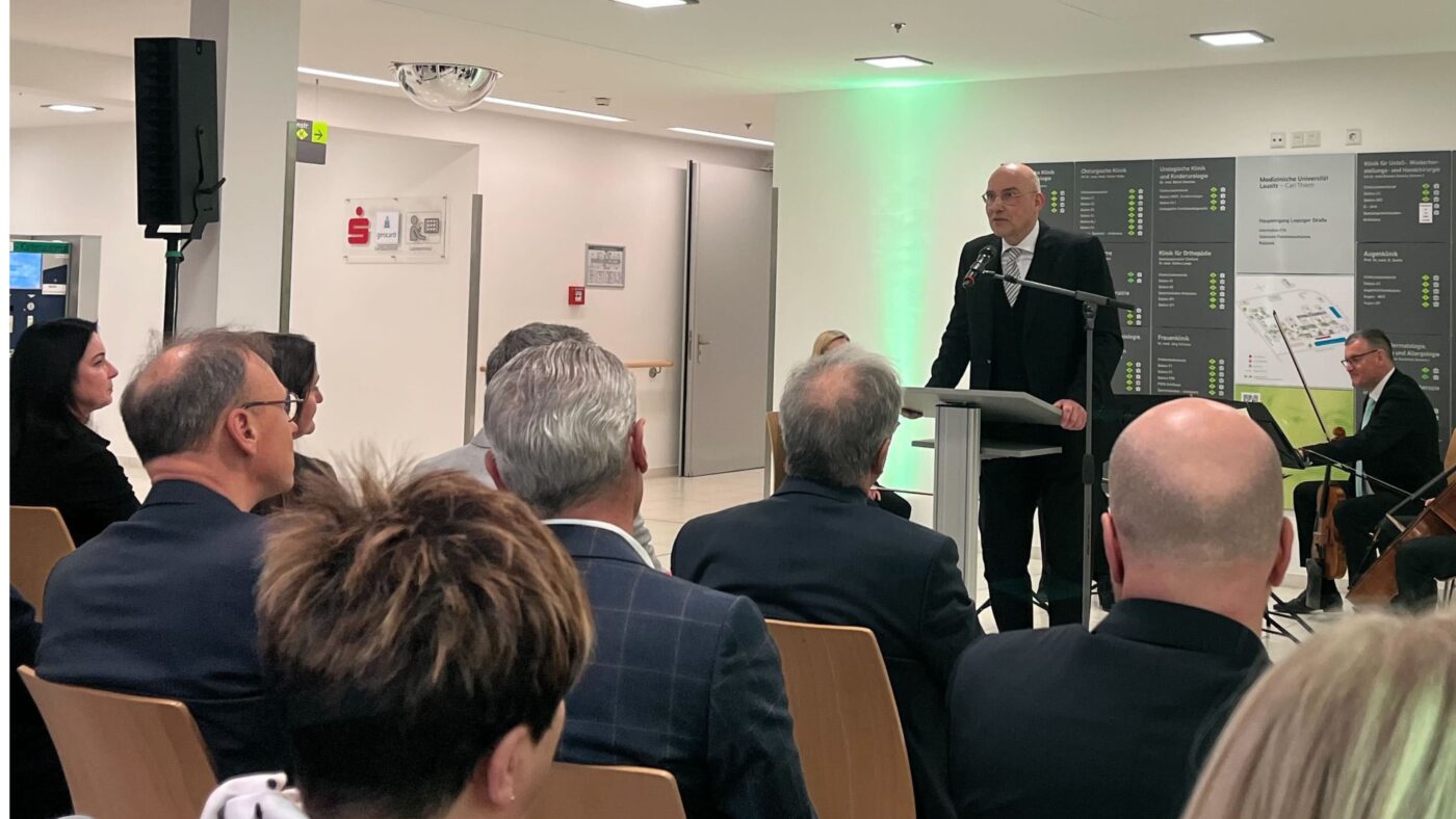 Der erste Neujahrsempfang der Medizinischen Universität Lausitz Carl-Thiem am 14. Januar 2025. Im Foyer hält Vorstandsvorsitzender Prof. Dr. Eckhard Nagel die Eröffnungsrede, vor ihm sitzen Politiker, Ärzte und Stadtverordnete der Stadt Cottbus, hinter ihm befindet sich das Streichquartett des Staatstheaters Cottbus.
