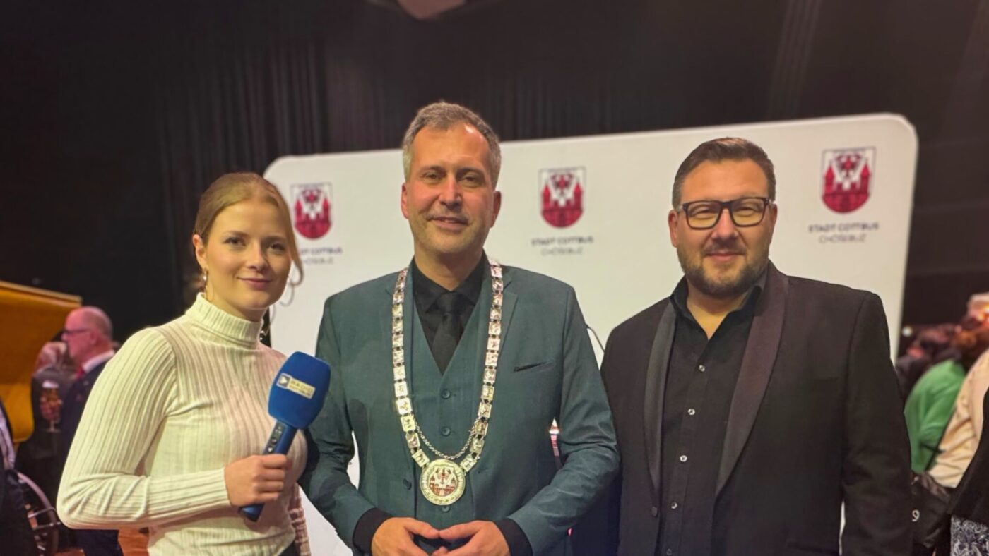 Oberbürgermeister Tobias Schick mit dem Wacher Machern