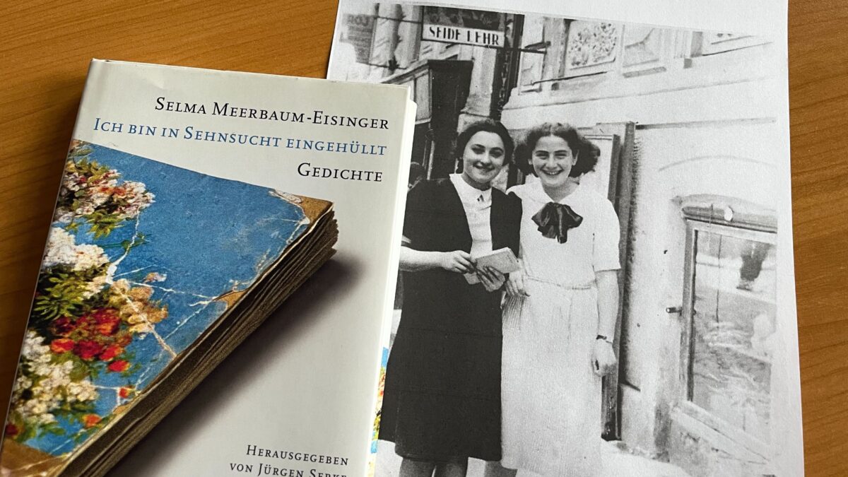 Links liegt das Gedichts-Buch von Selma Meerbaum-Eisinger und rechts ein Foto von Selma in einem weißen Kleid mit einer weiteren jungen Frau