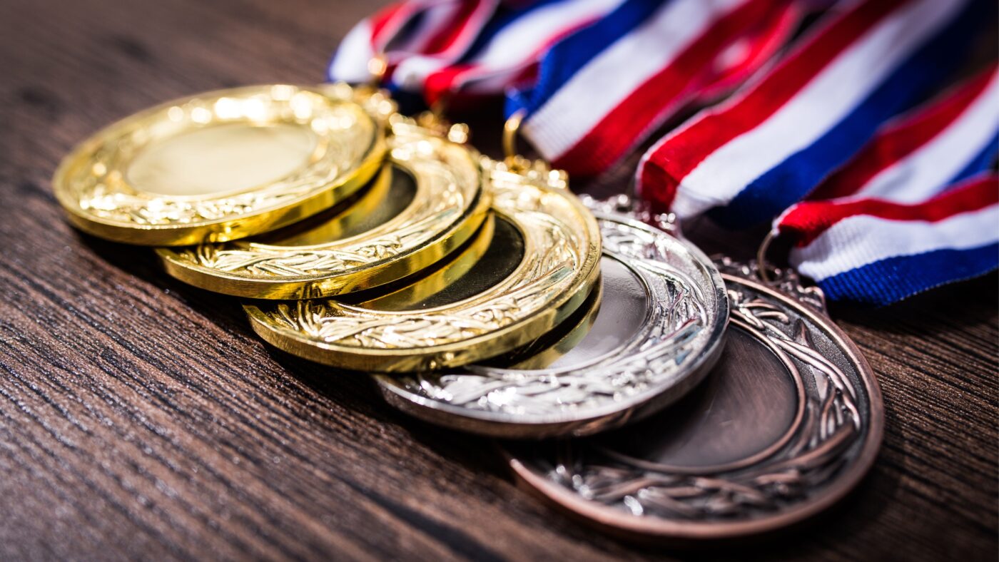 Gold-,Silber- und Bronze-Medaillen liegen auf einem Tisch