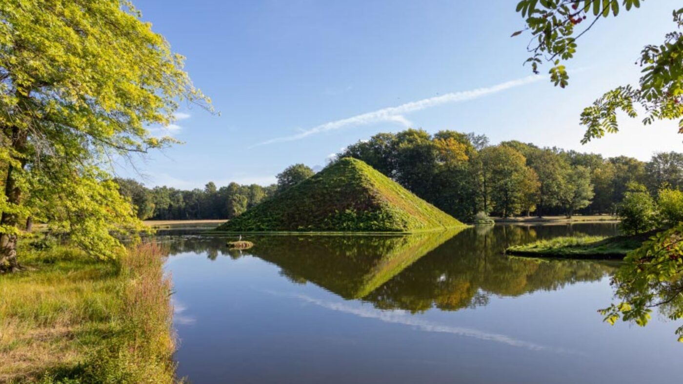 Die Pyramide und Grabstätte von Fürst Pückler im Branitzer Park in Cottbus