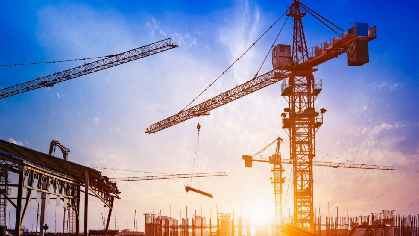 Sonnenuntergang auf einer Baustelle