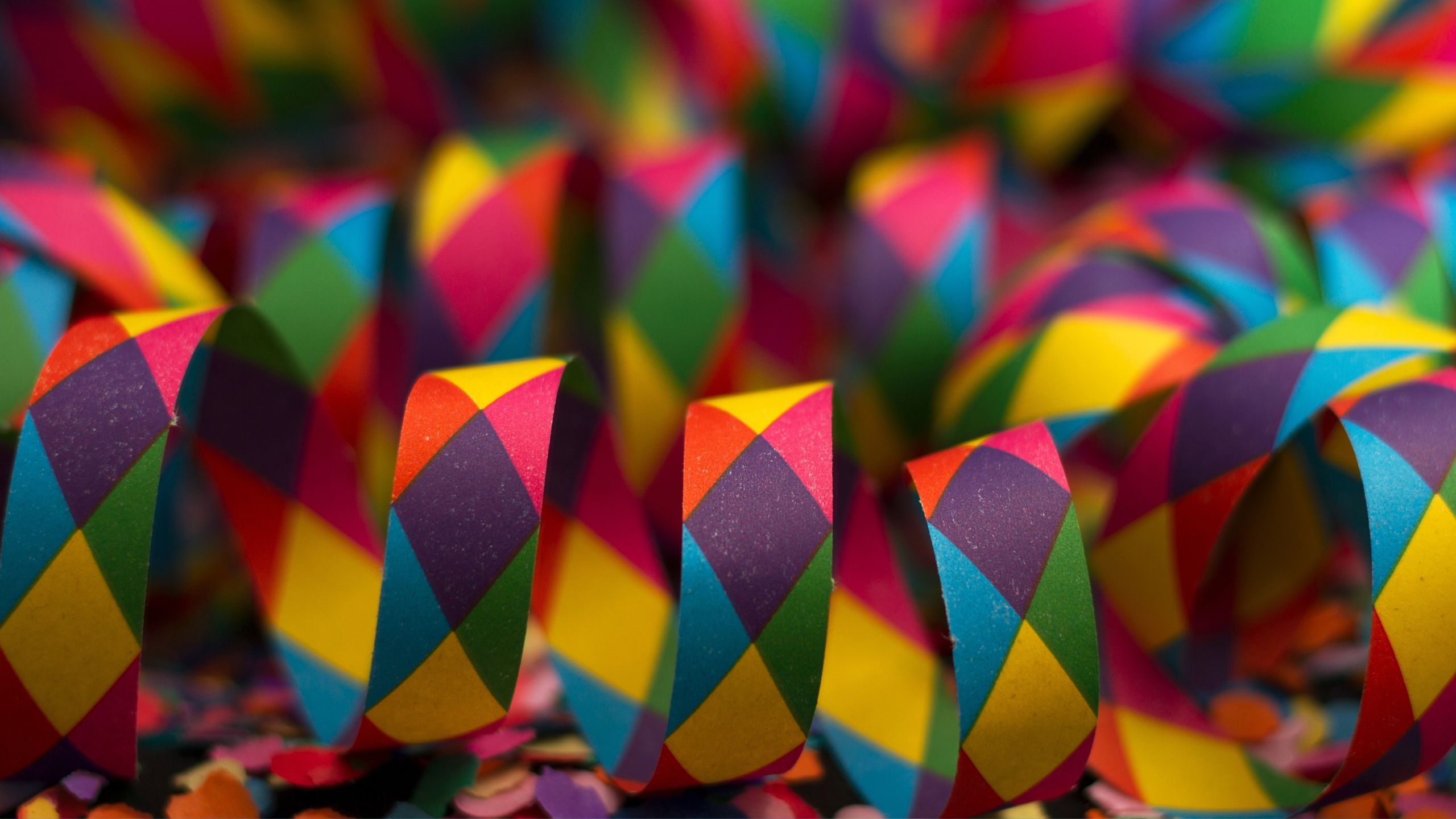 bunt gemusterte Luftschlangen
