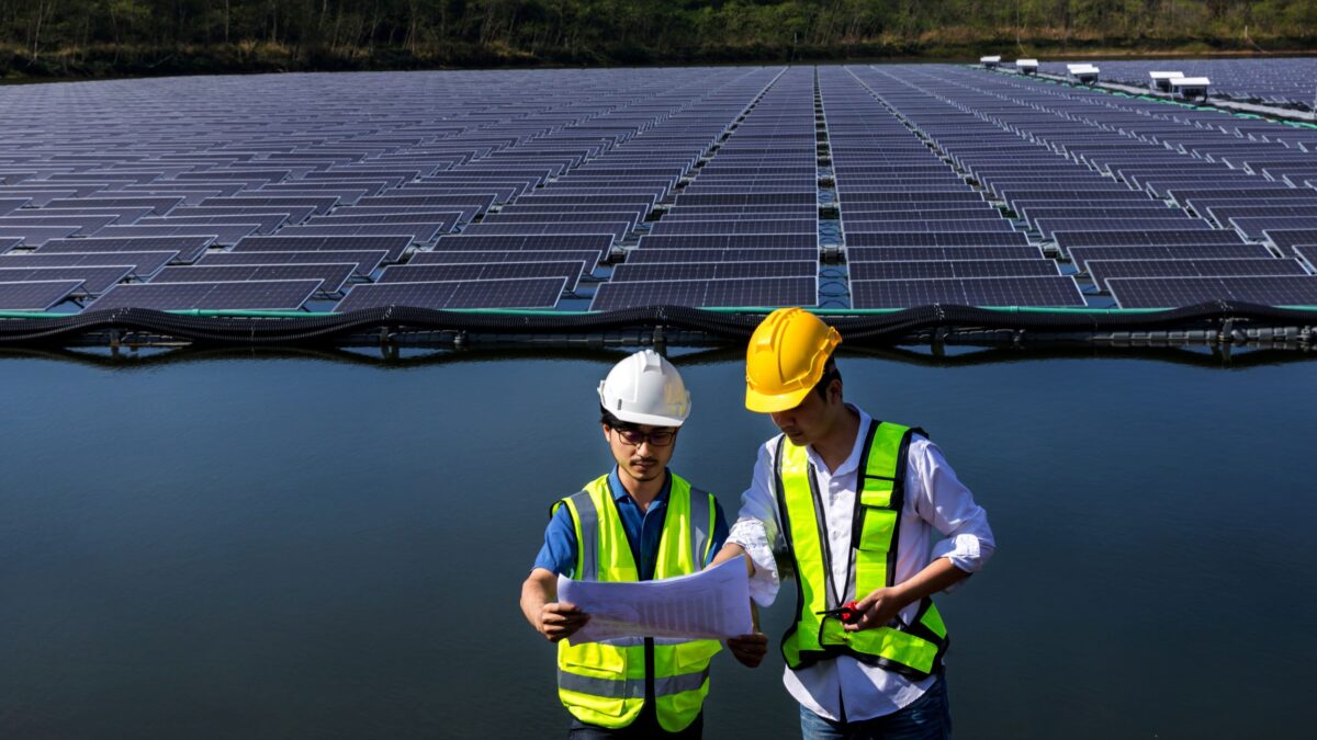Bauarbeiter vor Solaranlagen