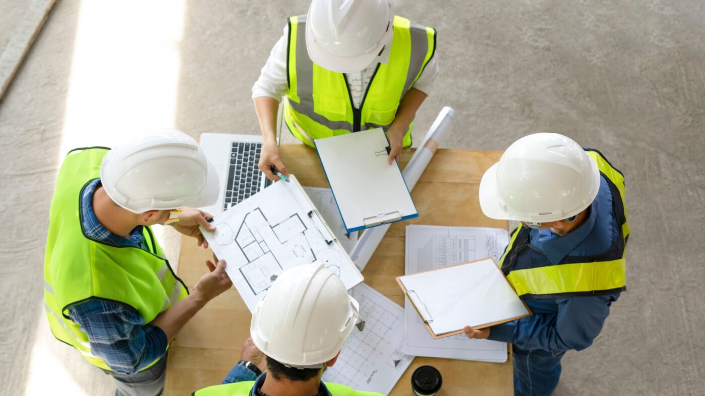 Bauarbeiter bei der Planung eines neuen Projektes
