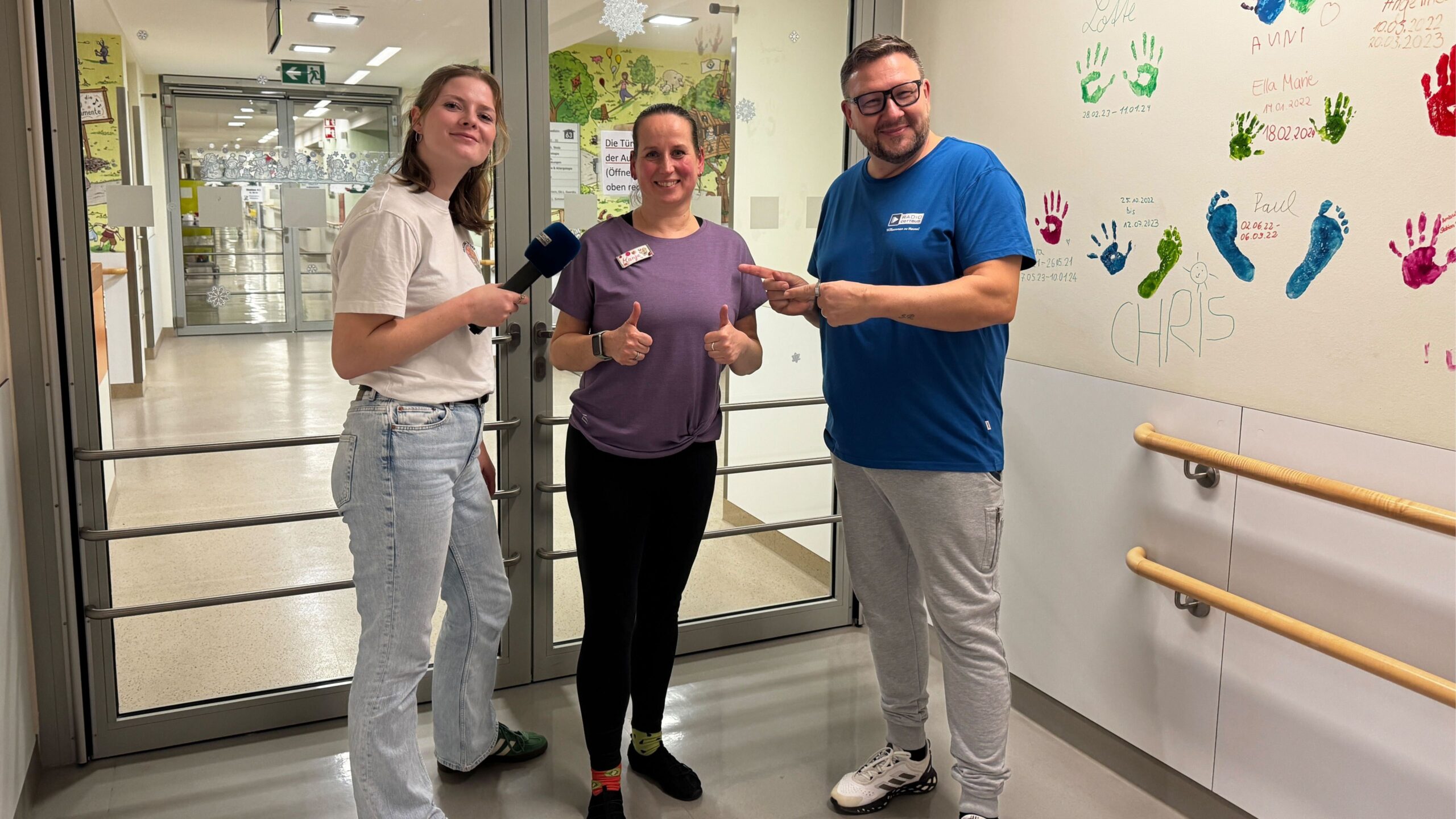 Die Radio Cottbus Wacher Macher Luka Stadelmeier (links) und Ronny Gersch (rechts) mit Manja Koal (mitte) auf der Kinderkrebsstation in der Uniklinik Cottbus