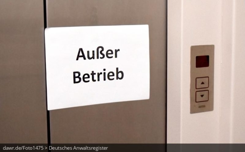 Fahrstuhl mit Schild "Außer Betrieb"