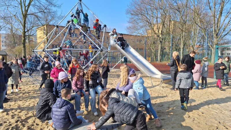 Neuer Spielplatz an Senftenberger Lindengrundschule eröffnet