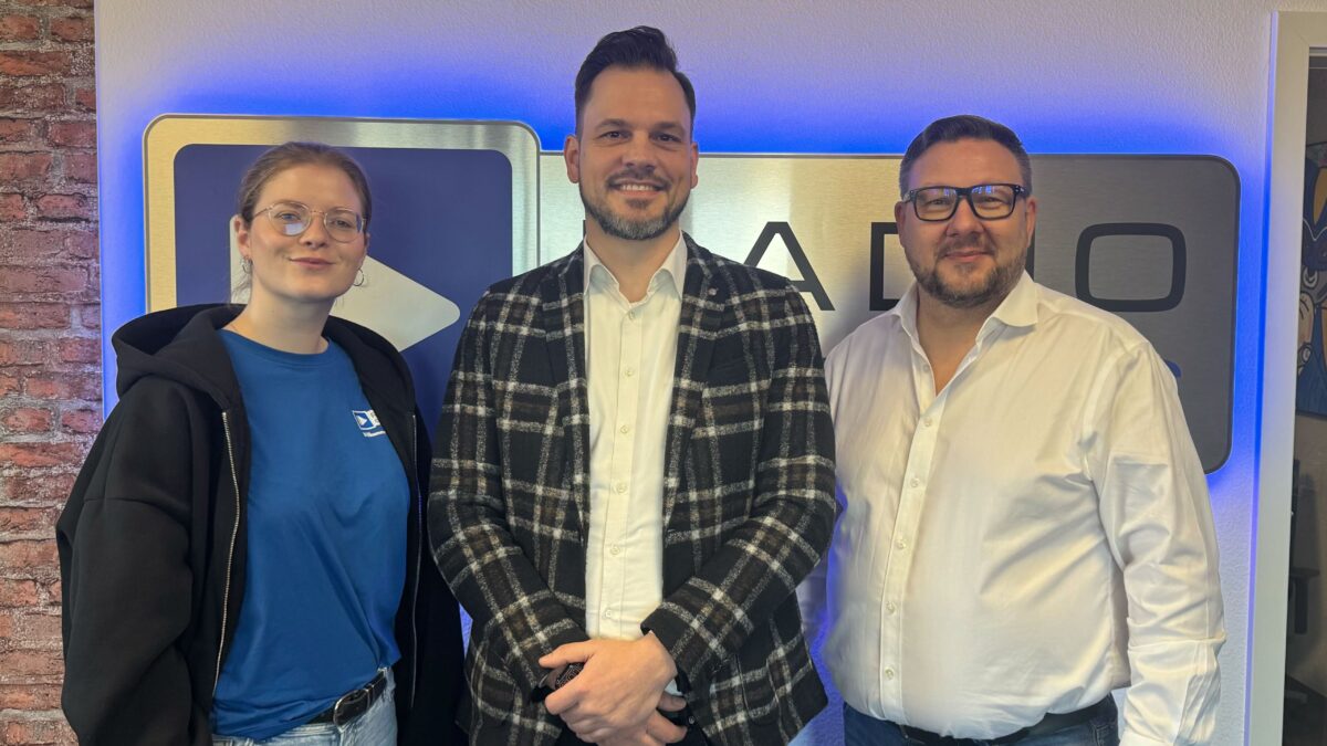 Thomas Schurg vom Dice Club Cottbus mit Luka Stadelmeier ud ROnny Gersch vor dem Radio Cottbus Logo