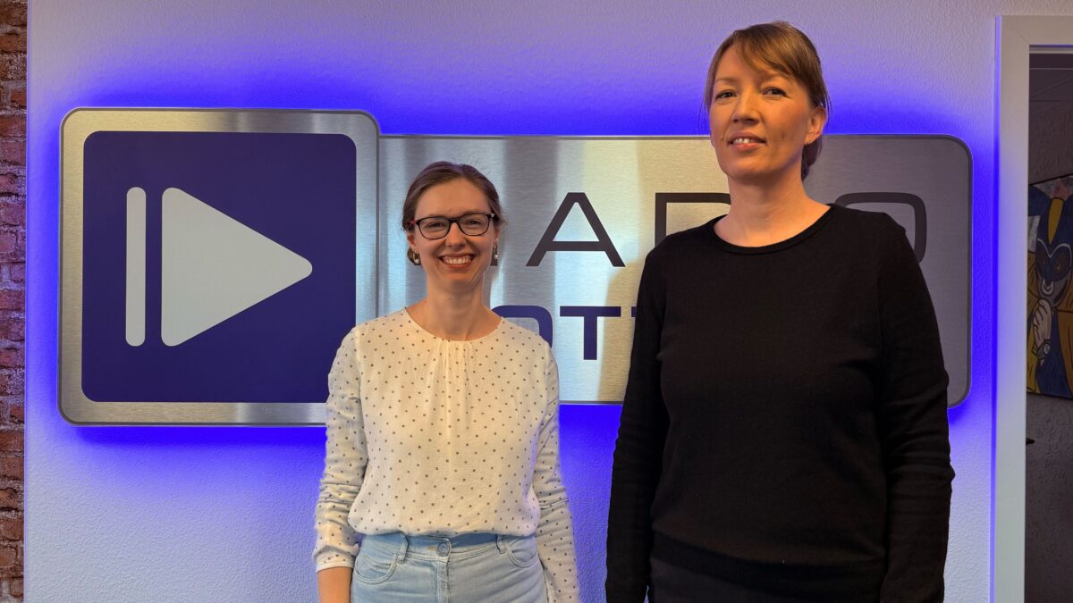 Die Gründerinnen vom Cottbuser Kultursalon Aglaja Sprengel und Christine Geißler vor dem Radio Cottbus Logo