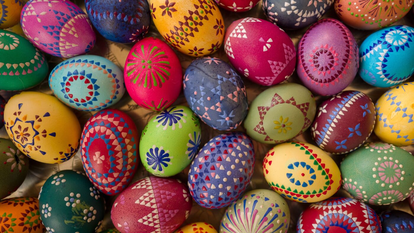 ganz viele bunte sorbische Ostereier