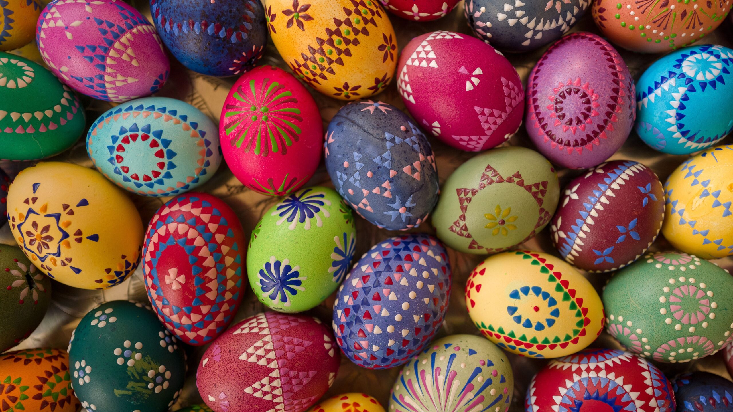 ganz viele bunte sorbische Ostereier