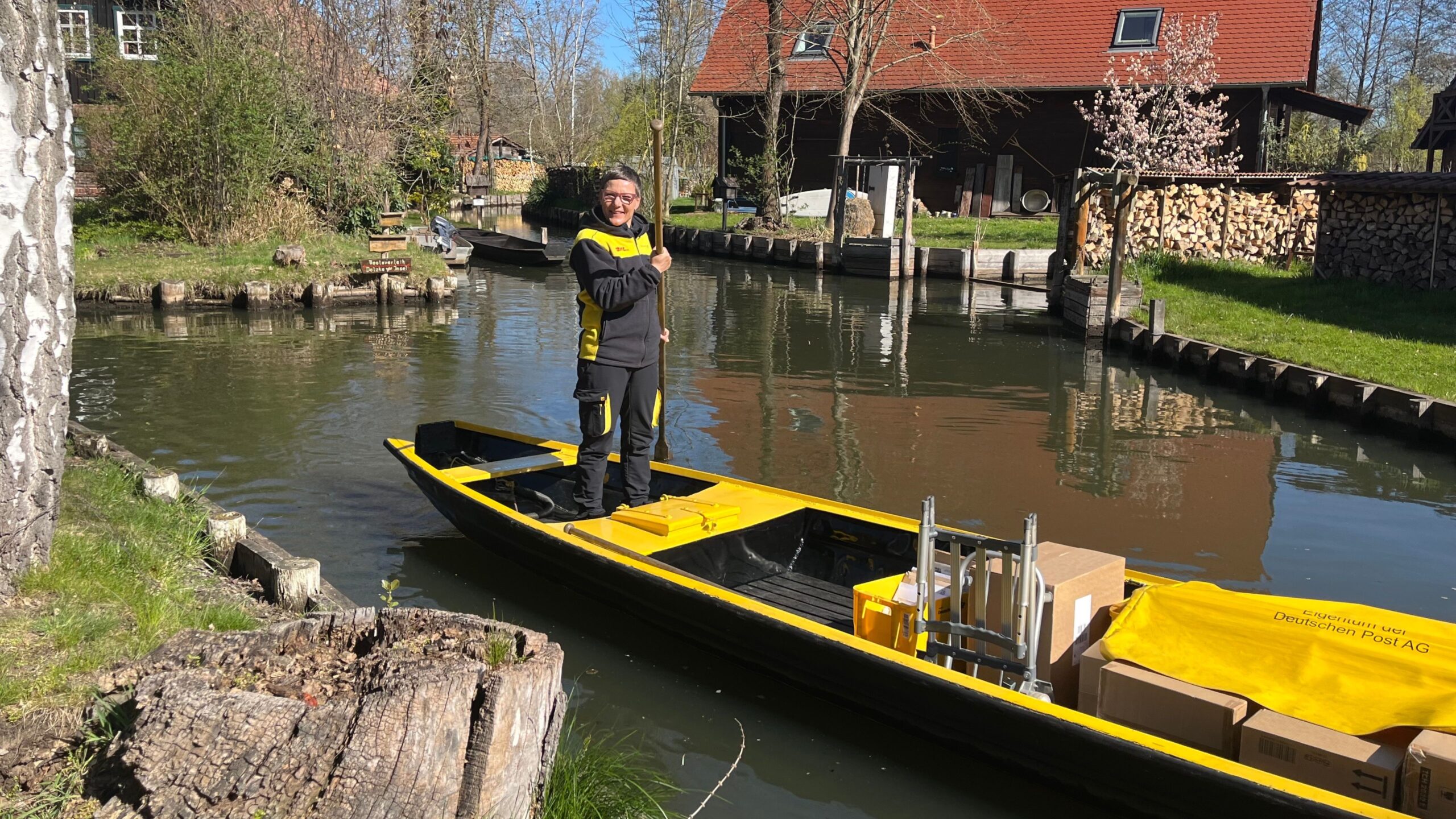 Andrea Bunar, die Postkahnzustellerin der Deutschen Post auf ihrem gelben Postkahn in Lehde bei Lübbenau im Spreewald