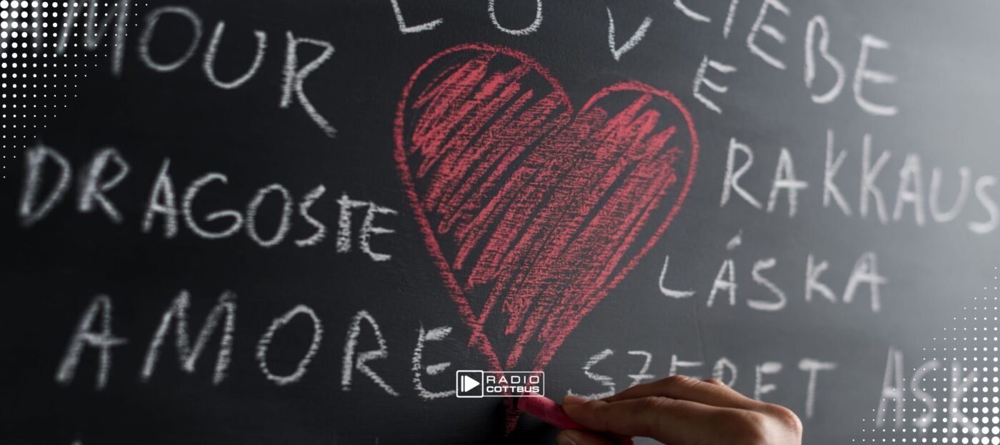 Eine Tafel mit dem Wort Liebe in verschiedenen Sprachen und in der Mitte ein rotes Kreide Herz