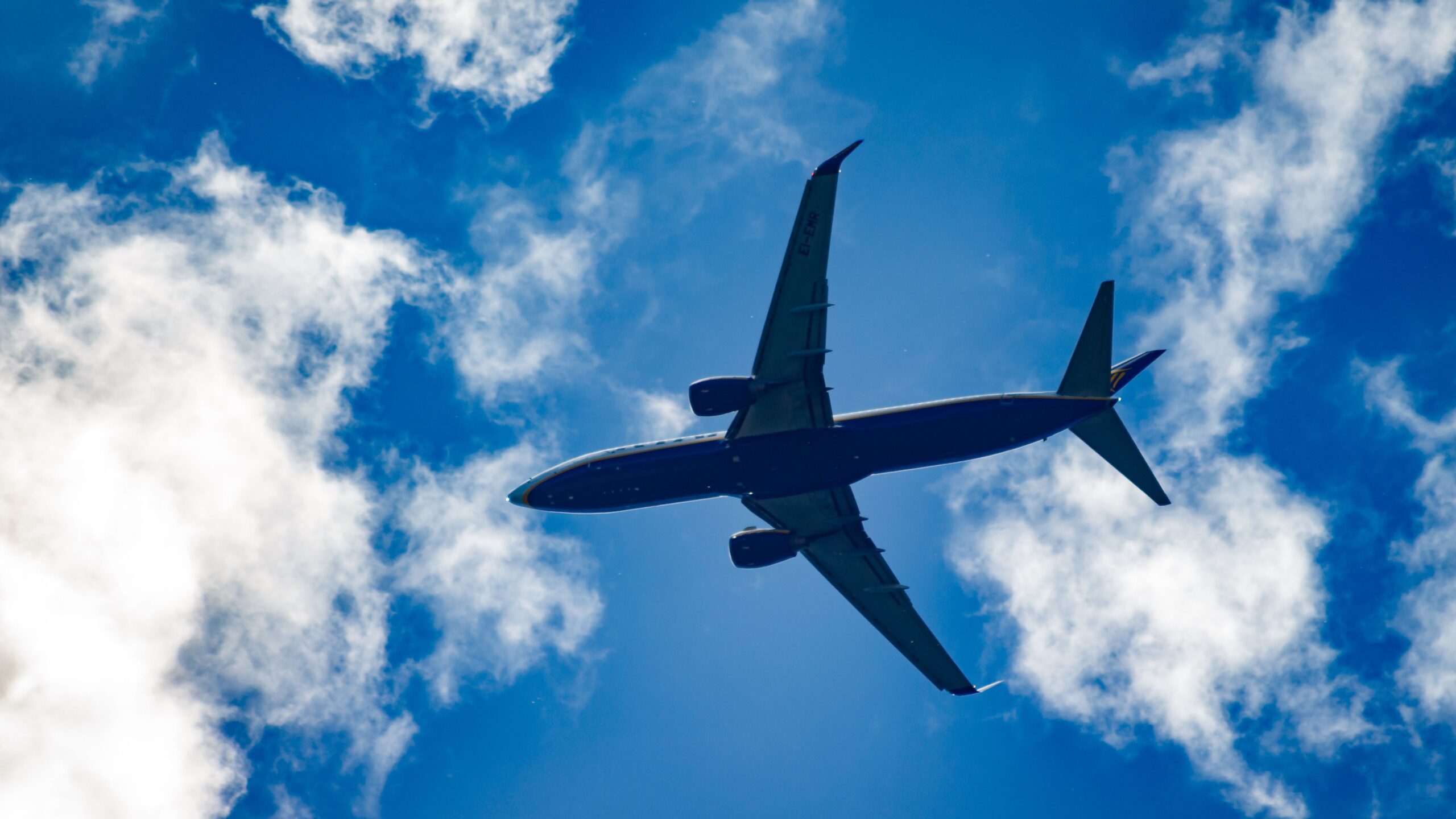 Ein Flugzeug im Himmel von unten betrachtet