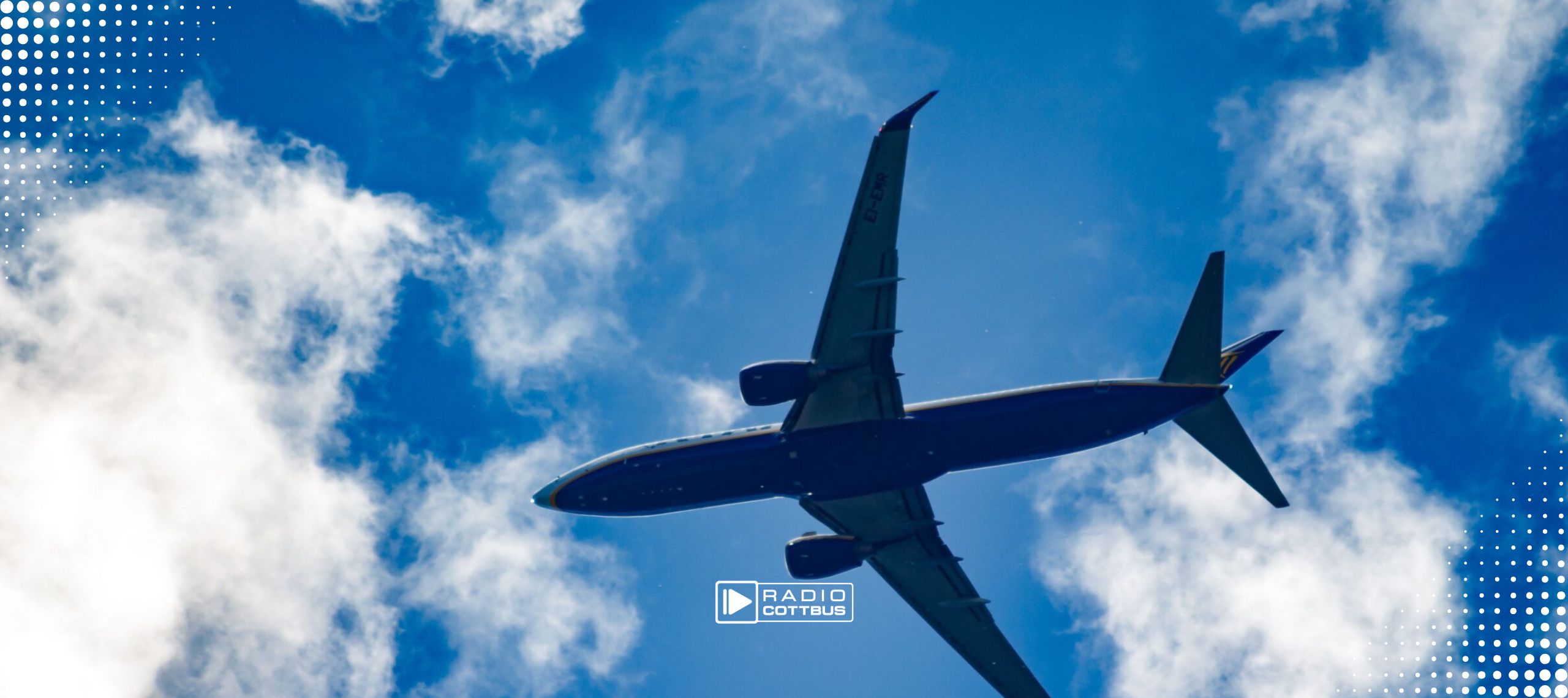 Ein Flugzeug im Himmel von unten betrachtet