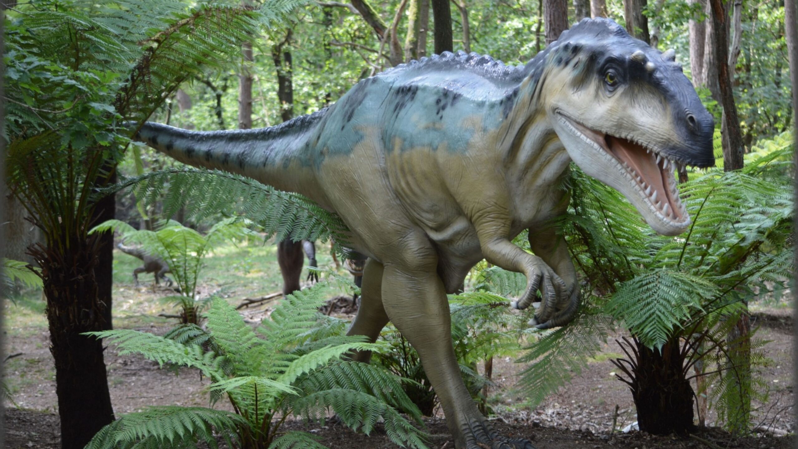 Ein Dinosaurier im Wald