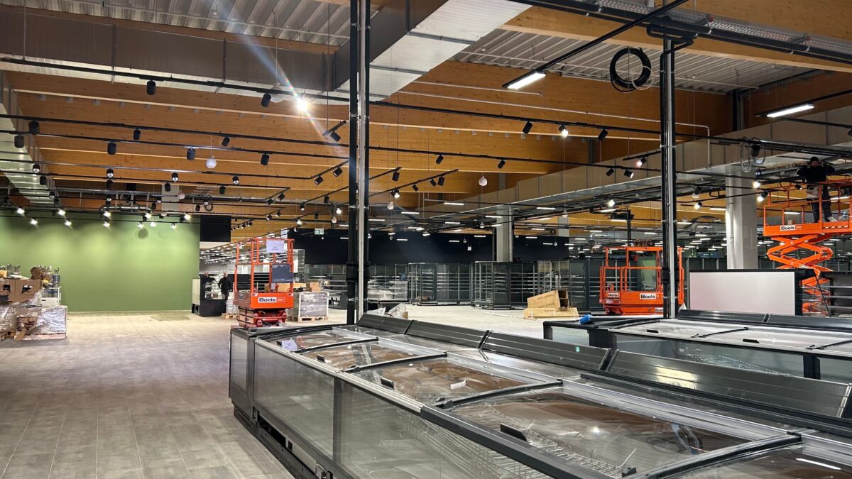 Der neue Lausitzpark in Cottbus von innen, man sieht noch die Baustelle mit ersten Kühltecken, Lichtern und Kabeln an der Decke