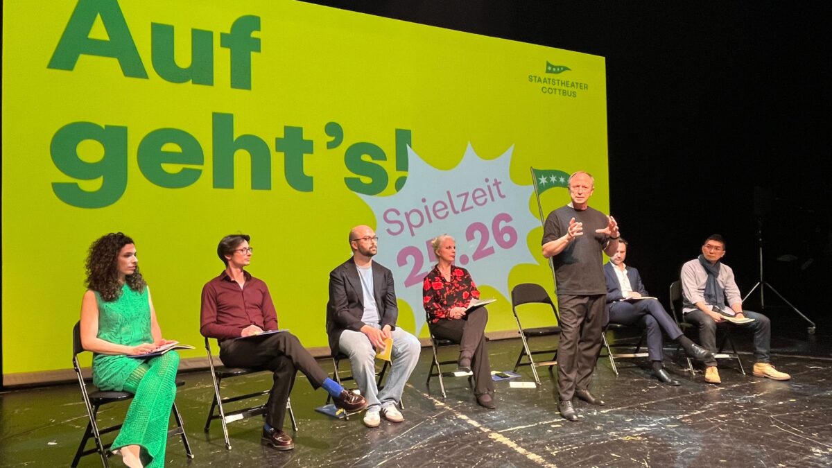 Pressekonferenz zur neuen Spielzeit im Staatstheater Cottbus, von links: Inma Lopez, Stefan Kulhawec, Raban Witt, Corinna Jarosch, Hasko Weber, Alexander Merzyn, Tomo Sugao