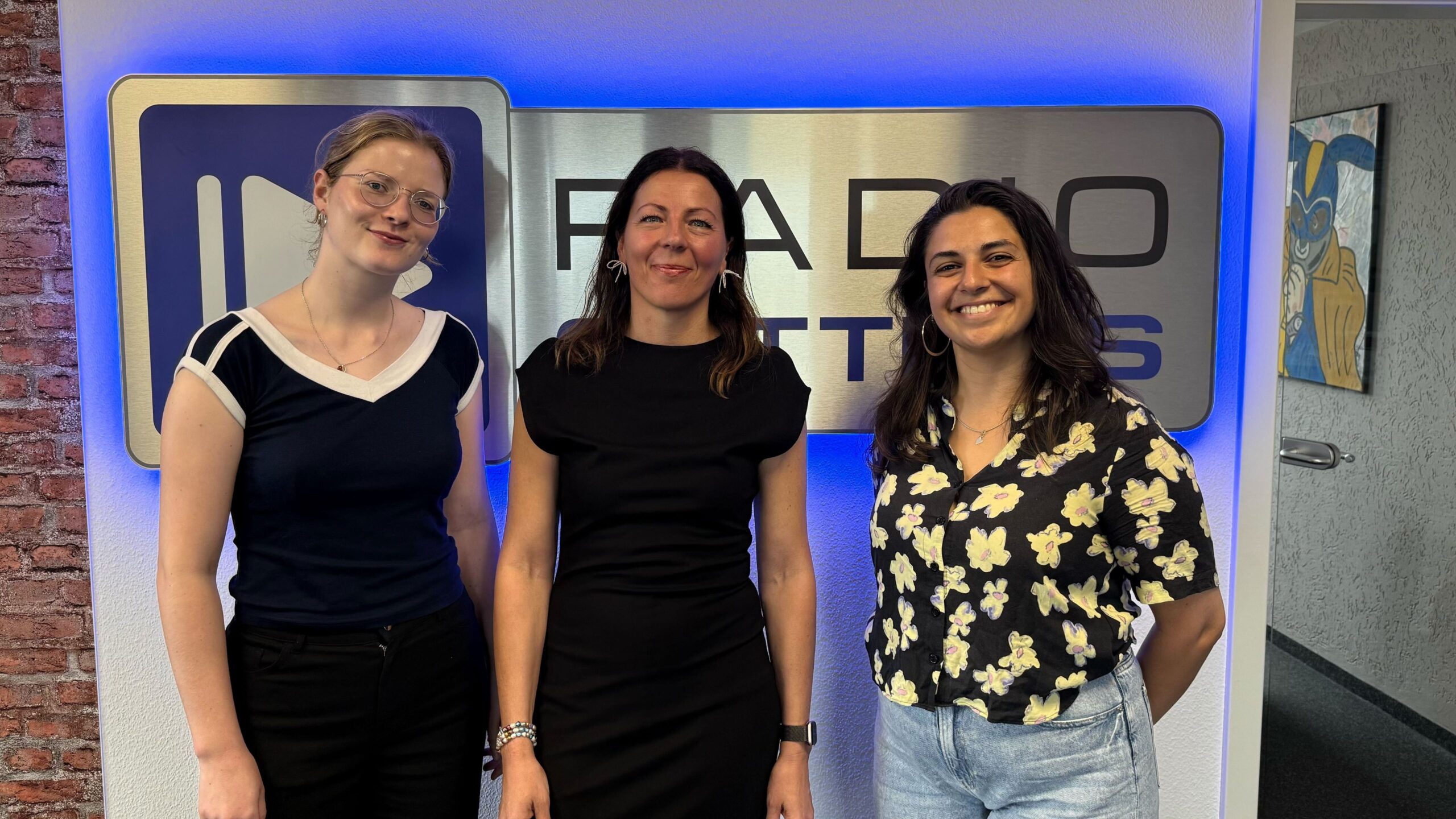 Die Wacher Macher Luka Stadelmeier (links) und Alina Pröckl (rechts) mit der neuen Cottbuser Bürgermeister Doreen Mohaupt