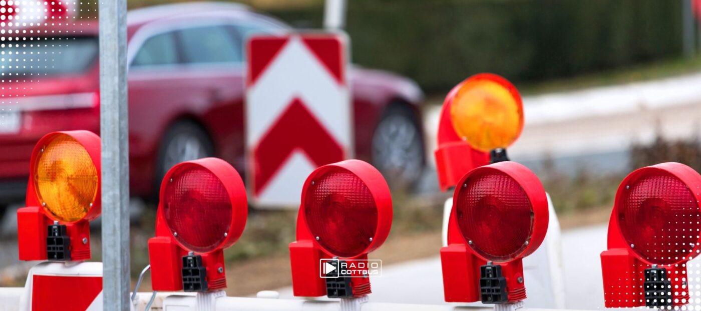 Baustellenschilder und Straßenabsperrungen