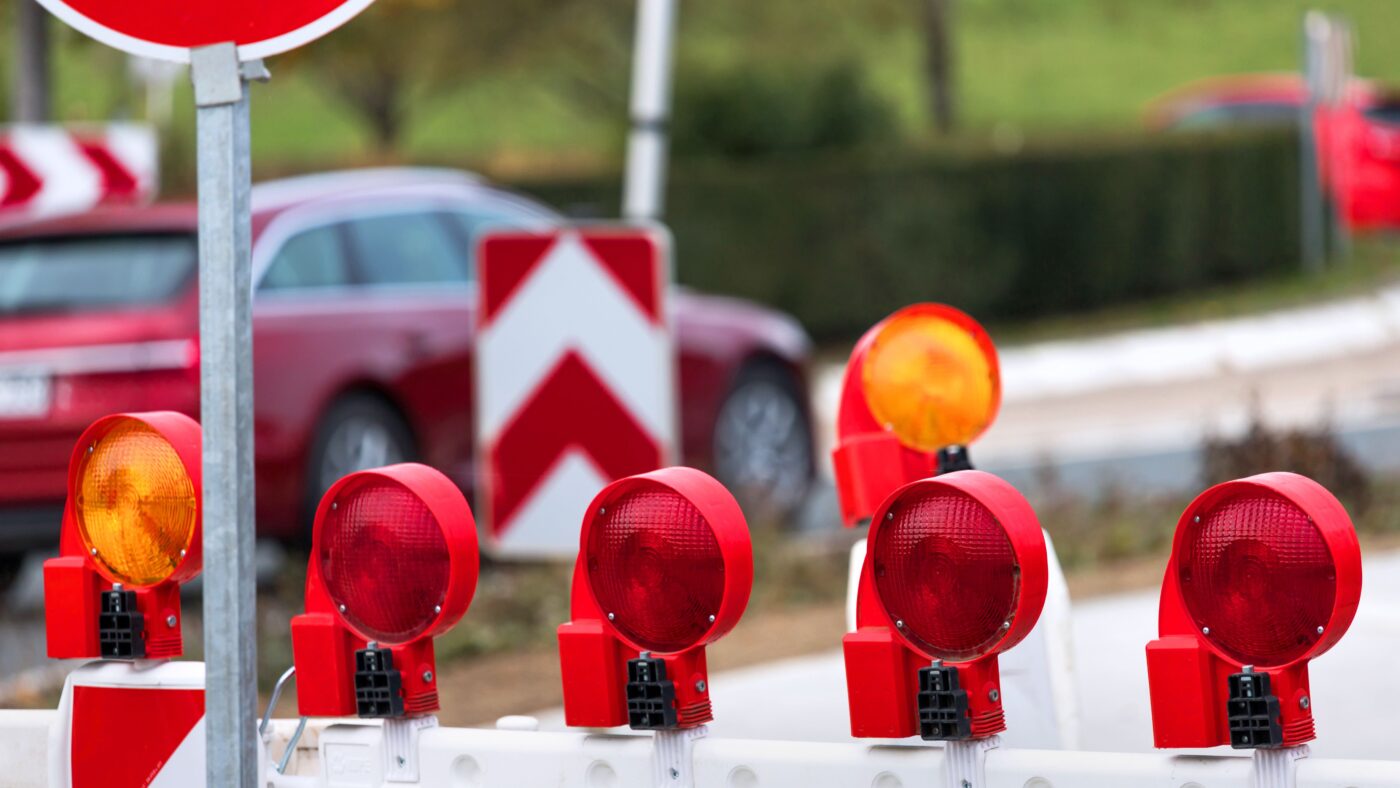 Baustellenschilder und Straßenabsperrungen