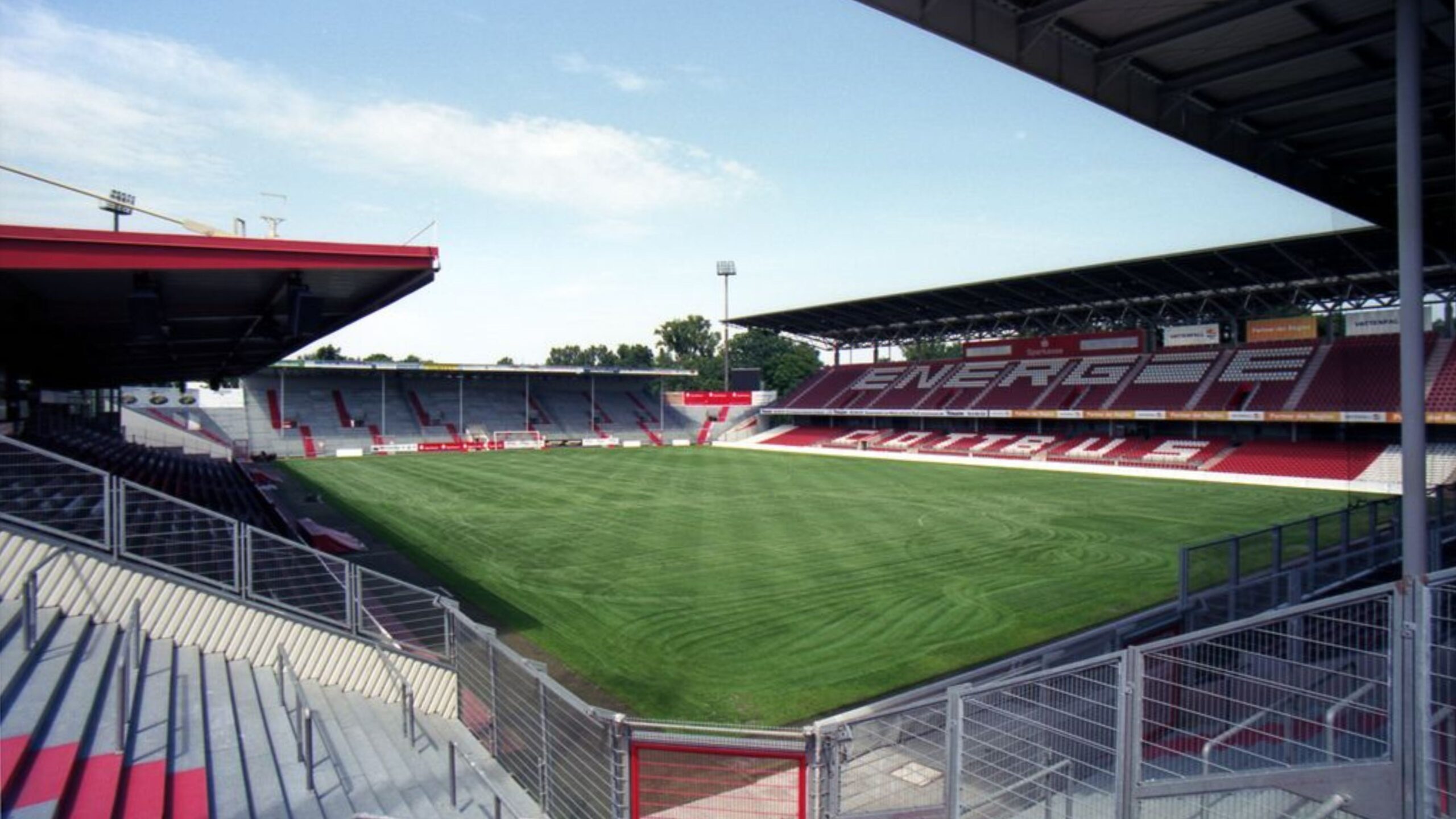 Das LEAG Energie Stadion von einer Ecke aus betrachtet, man sieht die Tribunen und den grünen Rasen
