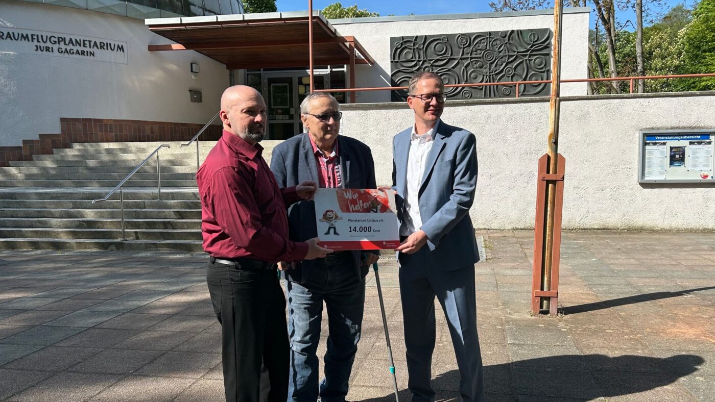 Spendenübergabe vor dem Cottbuser Planetarium