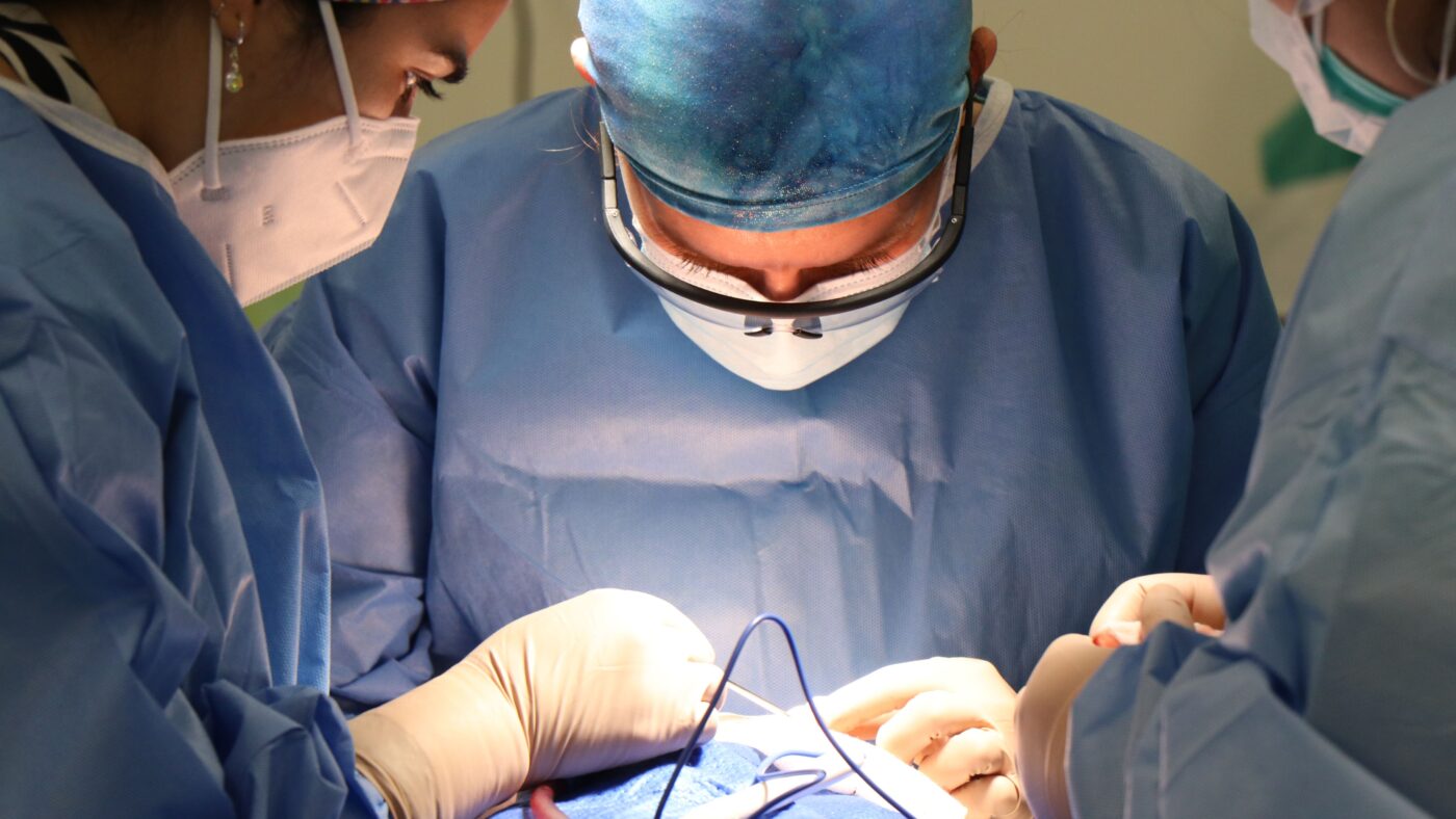 Drei Ärzte in einer Operation